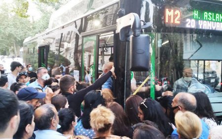 Deputat marşrut avtobuslarındakı sıxlıqdan şikayətləndi: Metro açılmalıdır
