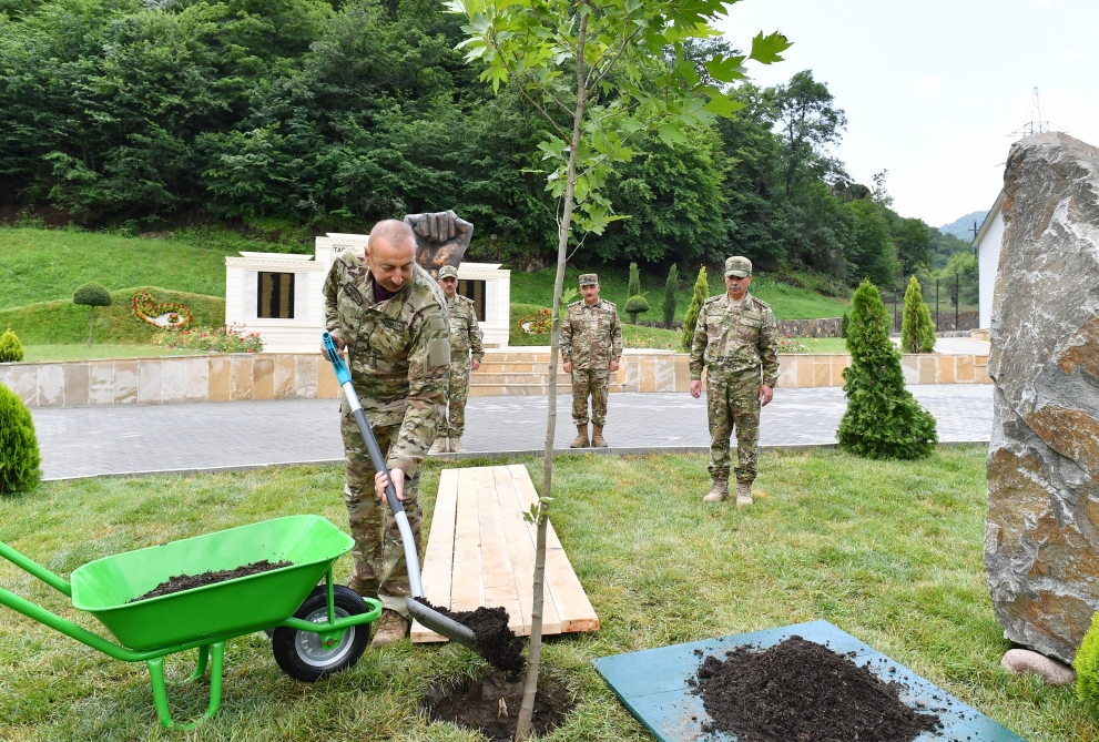 İlham Əliyev Kəlbəcərdə hərbi hissənin açılışında - Fotolar