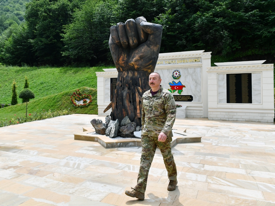 İlham Əliyev Kəlbəcərdə hərbi hissənin açılışında - Fotolar