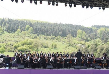Azərbaycanın mədəniyyət paytaxtı 32 il sonra “Xarıbülbül” festivalına yenidən ev sahibliyi edib