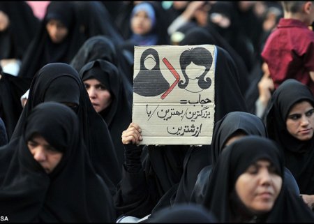 "Biz bu rejimdən bezmişik" - İranlı qadınlar hicablarını yandırdı