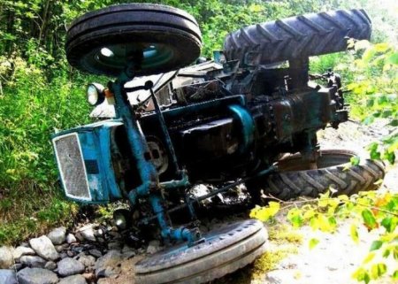 Oğuzda maşınla traktor toqquşdu - Sürücü öldü
