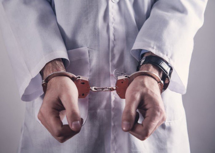 Bakıda vəzifəli şəxs HƏBS EDİLDİ