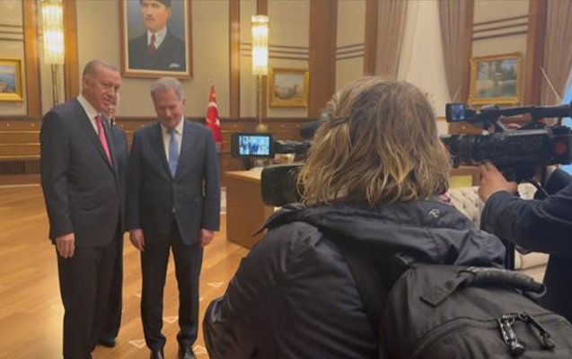 Ərdoğan yağışda islanan jurnalistə ayaqqabı hədiyyə etdi - Video