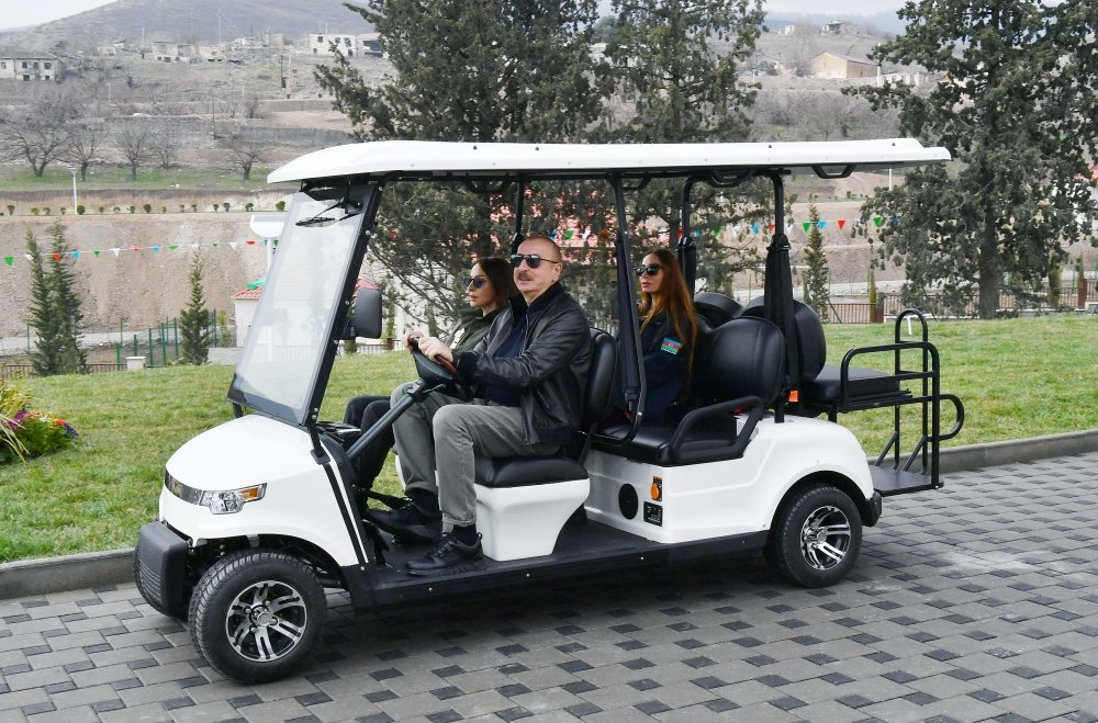 İlham Əliyev və ailəsi Novruz tonqalını alovlandırdı - Fotolar