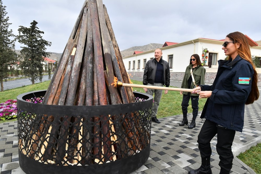 İlham Əliyev və ailəsi Novruz tonqalını alovlandırdı - Fotolar
