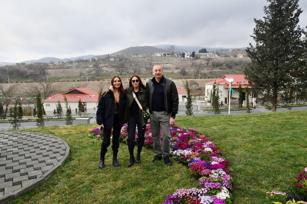 İlham Əliyev və ailəsi Novruz tonqalını alovlandırdı - Fotolar