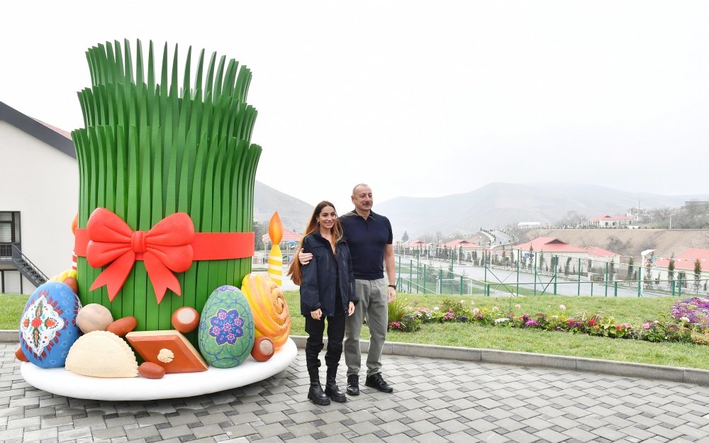 İlham Əliyev və ailəsi Novruz tonqalını alovlandırdı - Fotolar