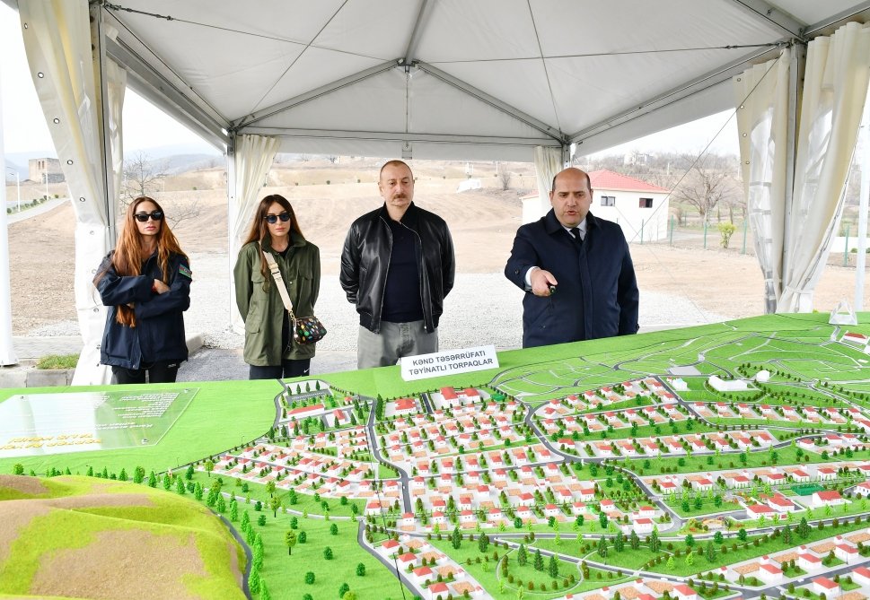 İlham Əliyev və ailəsi Novruz tonqalını alovlandırdı - Fotolar