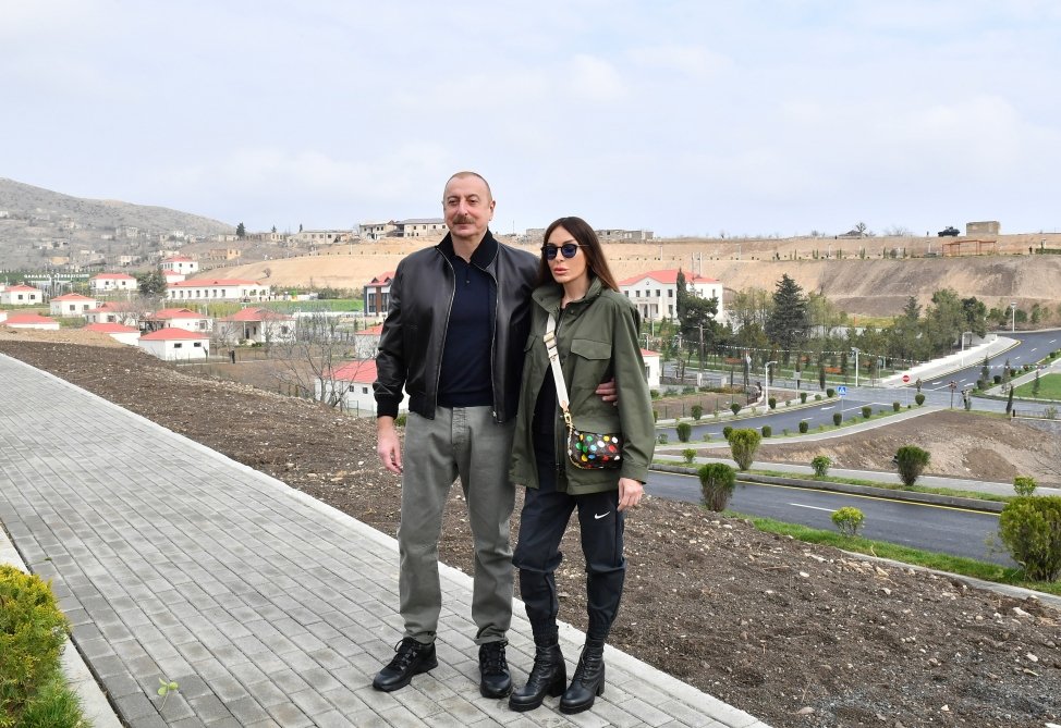 İlham Əliyev və ailəsi Novruz tonqalını alovlandırdı - Fotolar