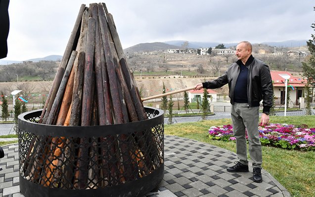 İlham Əliyev və ailəsi Novruz tonqalını alovlandırdı - Fotolar