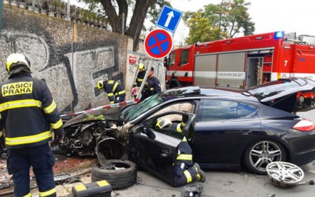 Azərbaycan vətəndaşı Çexiyada “Porsche” ilə polisdən qaçdı, qəzaya düşdü - Foto