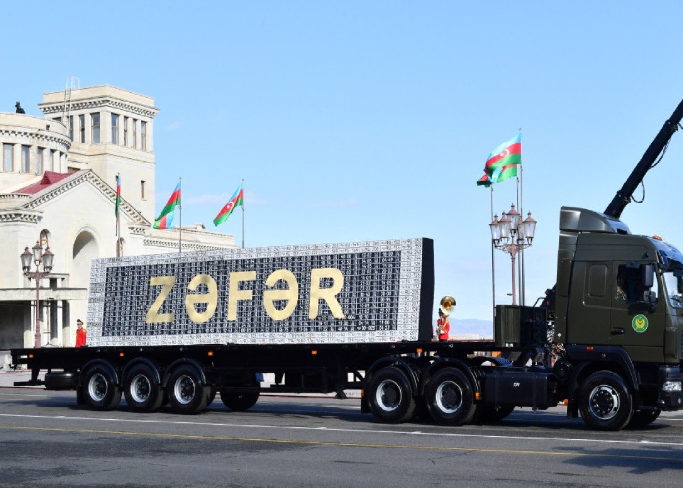 Paradda erməni hərbi avtomobillərinin nömrələrindən hazırlanan lövhə nümayiş etdirilib
