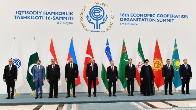 Prezident Daşkənddə Zirvə toplantısında iştirak edir