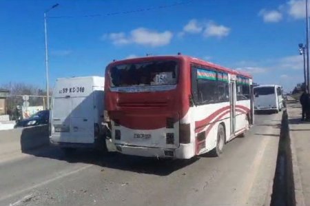 Bakıda avtobus qəzaya uğradı: Yaralılar var